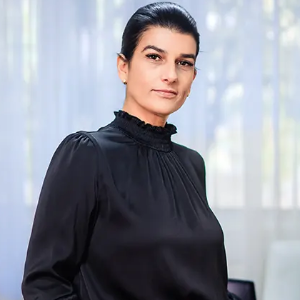 Avocat Adriana Manoli